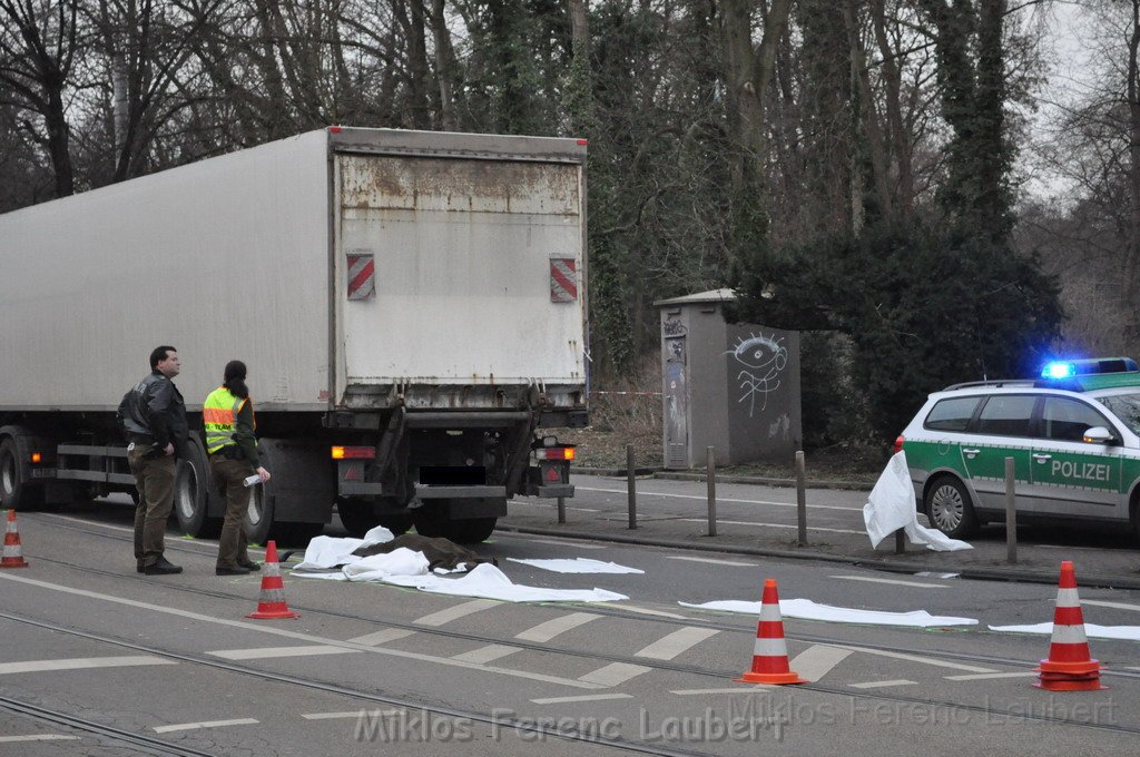 Radfahrerin von LKW ueberrollt Koeln Lindenthal Duerenerstr Guertel P23.JPG